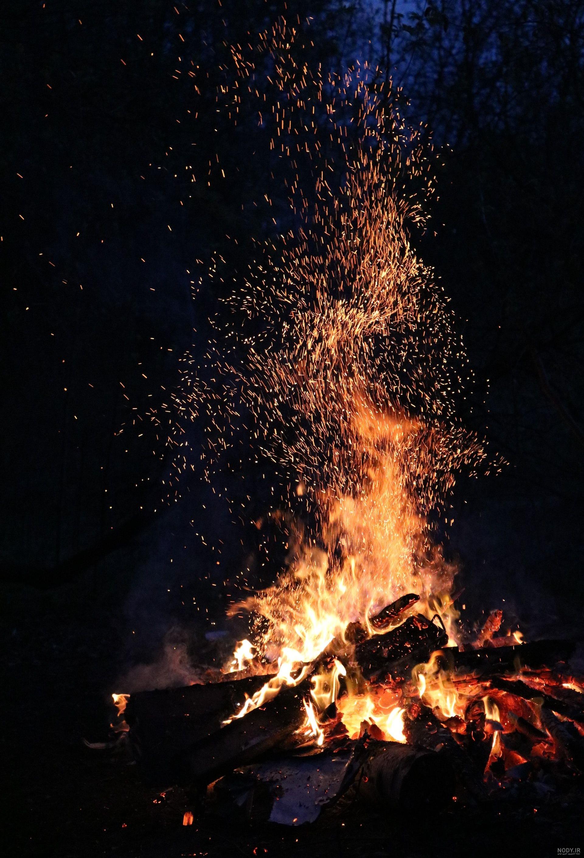 عکس از آتش در شب