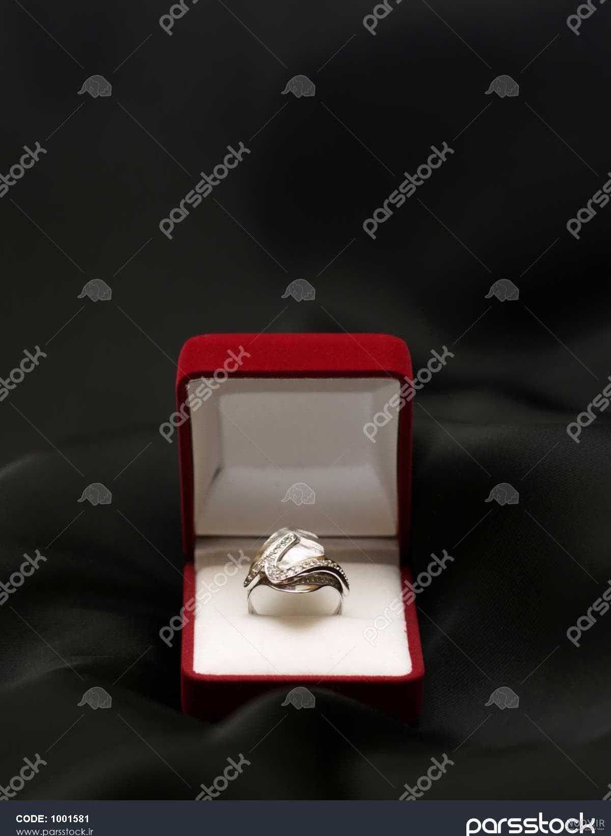 عکس حلقه نامزدی در جعبه