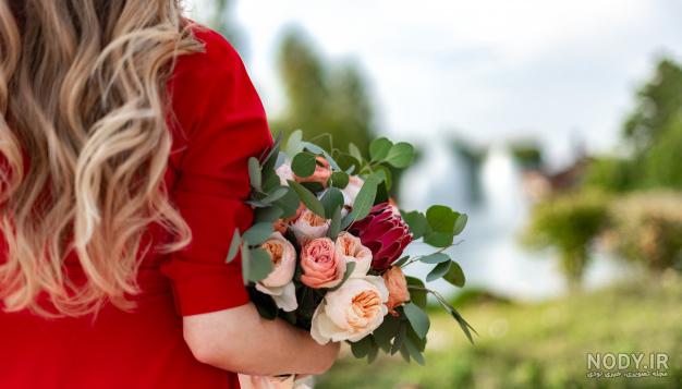ژست عکاسی با گل رز قرمز