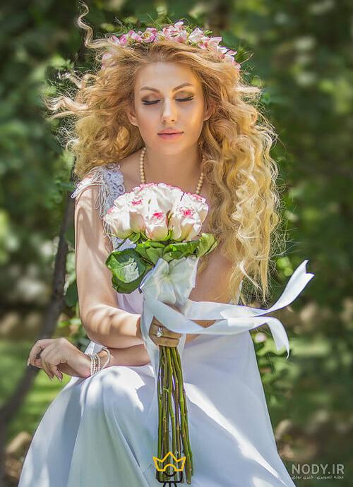 ژست عکاسی با گل رز قرمز