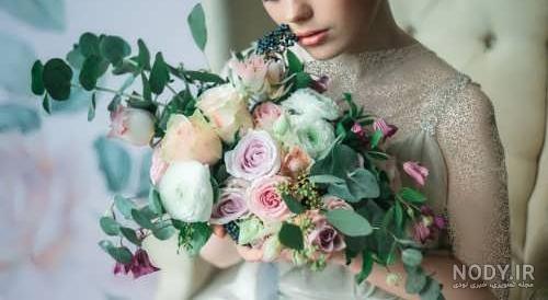 ژست عکاسی با گل نرگس