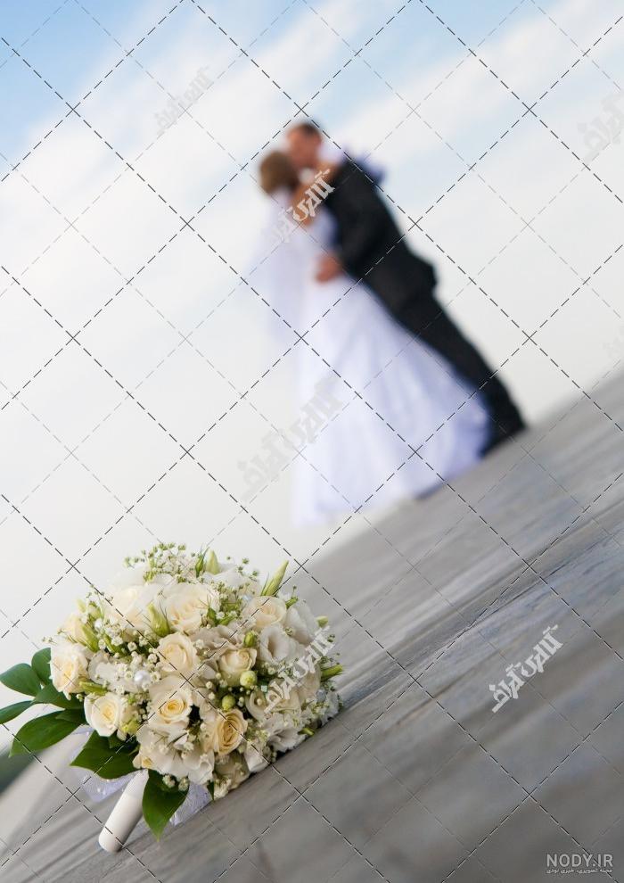 ژست عکاسی دخترانه با دسته گل