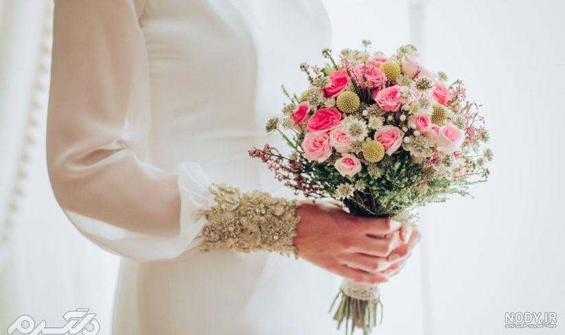 ژست عکس با دسته گل رز