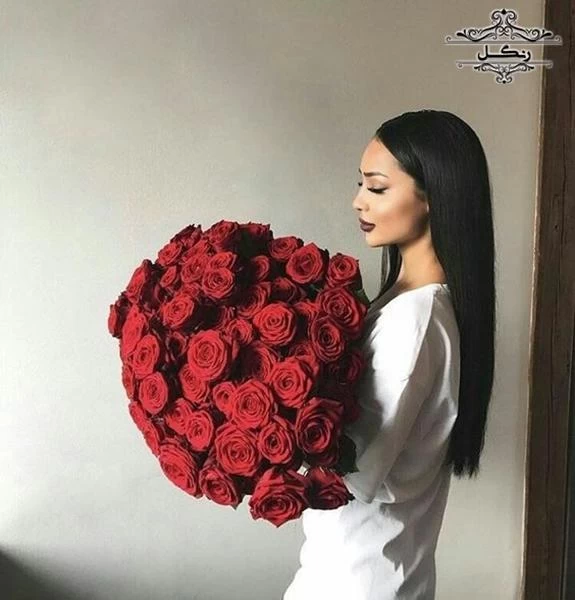 ژست عکس با سبد گل