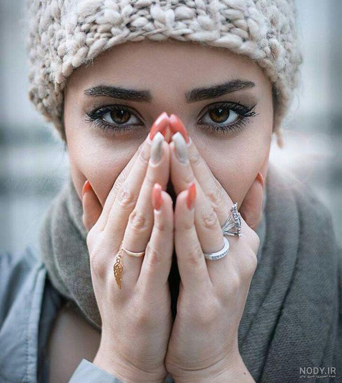 فیگور ژست عکاسی دخترانه در اتلیه