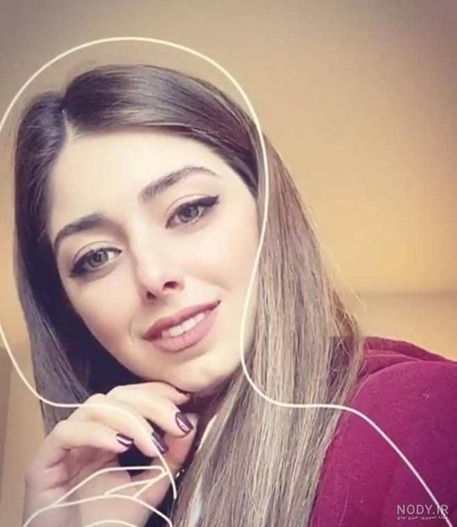 ژست عکاسی دخترانه در طبیعت