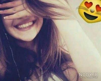 ژست عکس دخترانه در آتلیه با لباس مجلسی