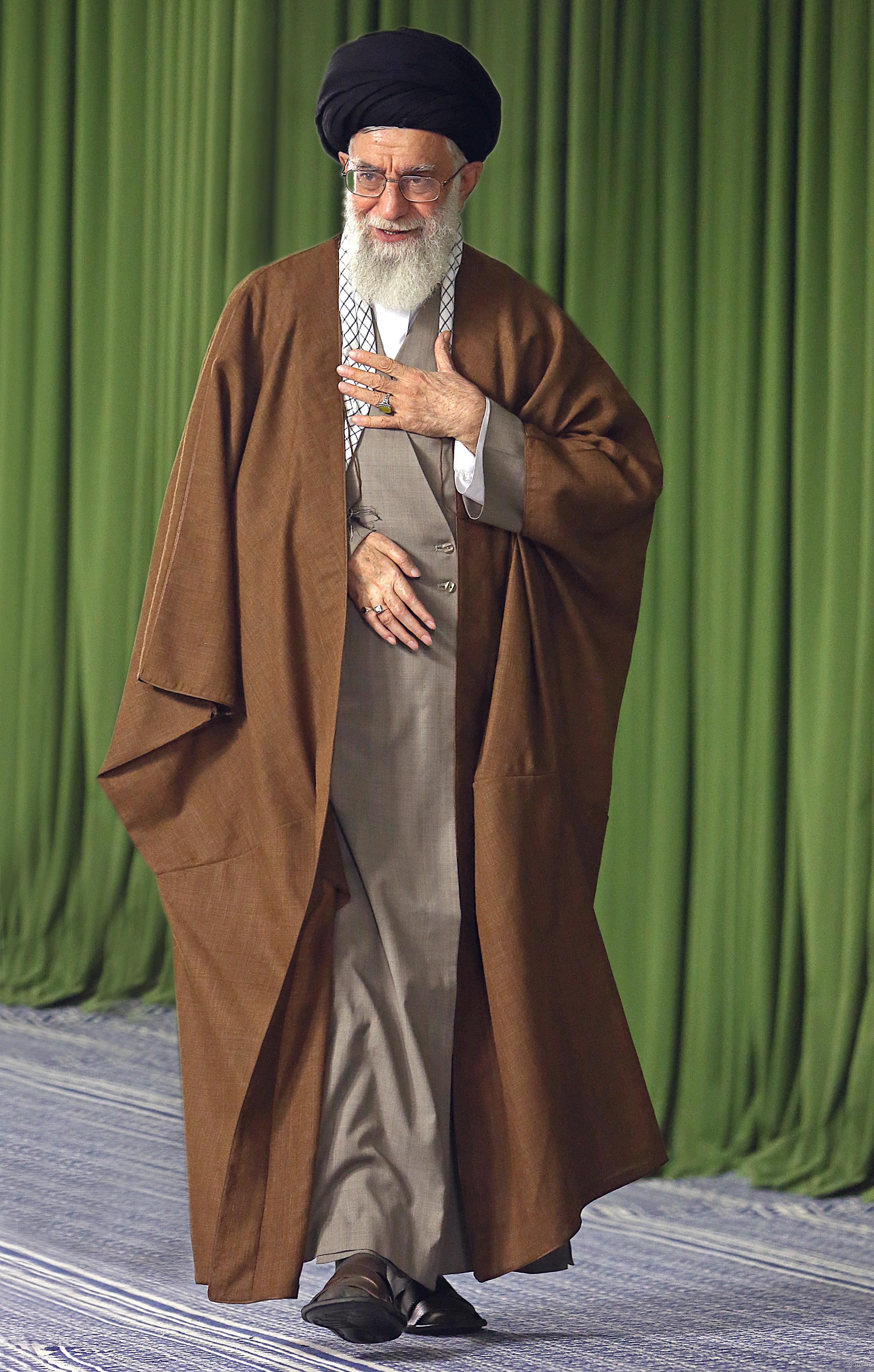 عکس خامنه ای با سیگار