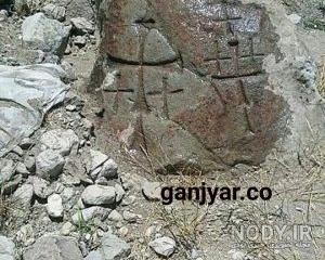 علامت مثلث روی سنگ بزرگ علامت مثلث روی سنگ بزرگ