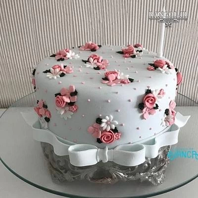 کیک طوسی سفید کیک طوسی سفید