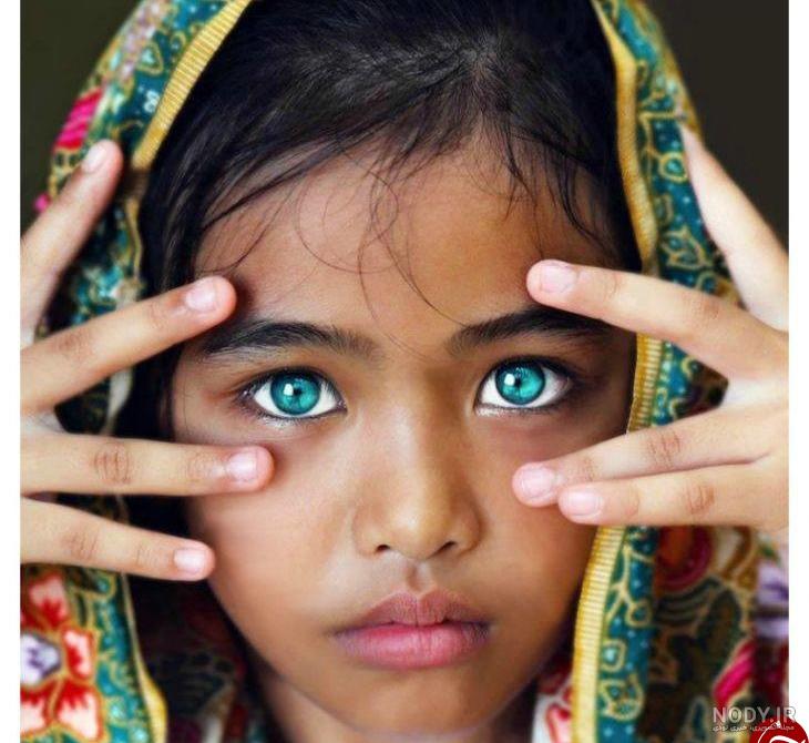 عکس چشم عسلی تیره