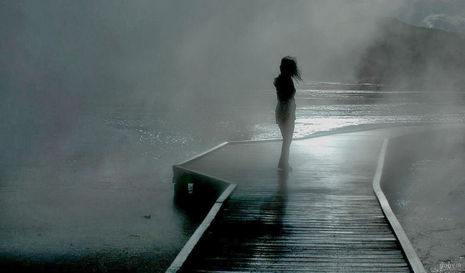 عکس دختر غمگین در حال راه رفتن