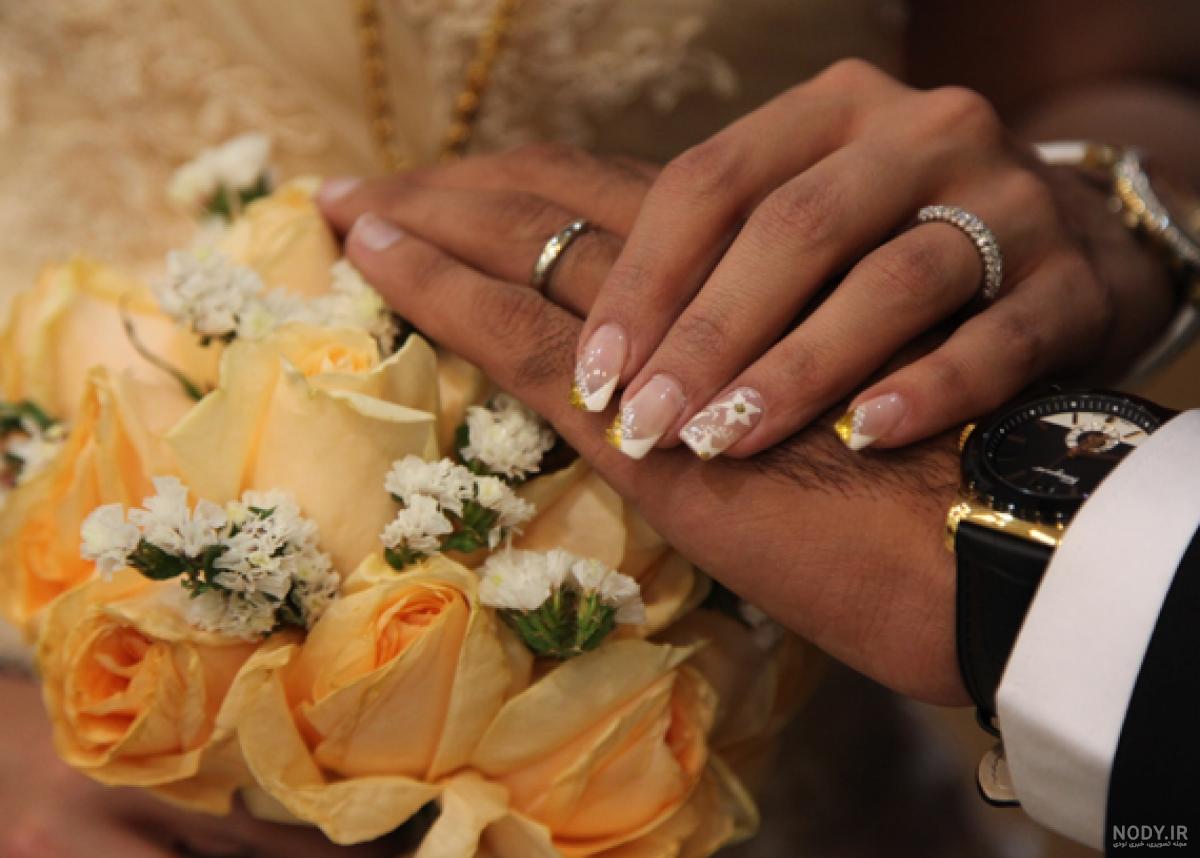 دسته گل حلقه ای دور مچ عروس