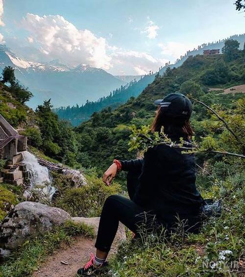 تصویر دختر تنها در طبیعت