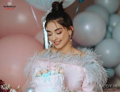 ژست عکس تولد با بادکنک عددی