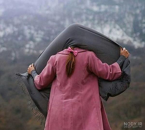 عکس دختر از پشت سر با شال طبیعی