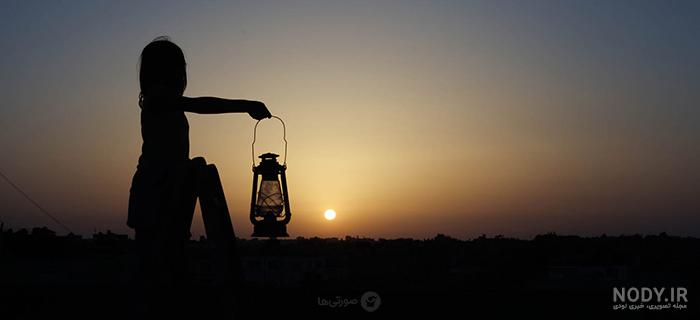 عکس ماه در دست دختر عکس ماه در دست دختر