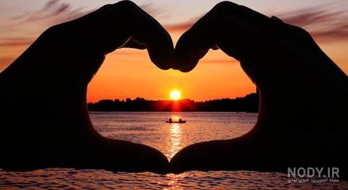عکس دست دختر روی قلب پسر