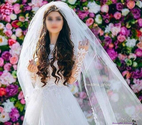عکس عروس و داماد عاشقانه در باغ
