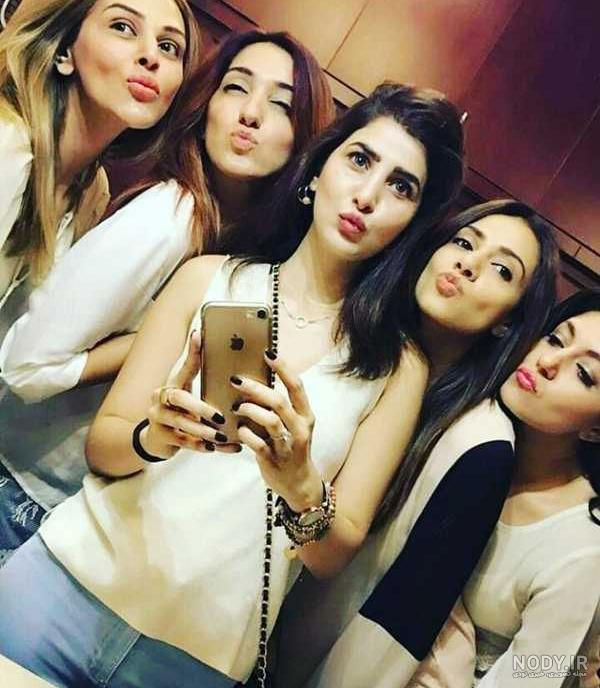 ژست عکس دخترانه دونفره در طبیعت سلفی