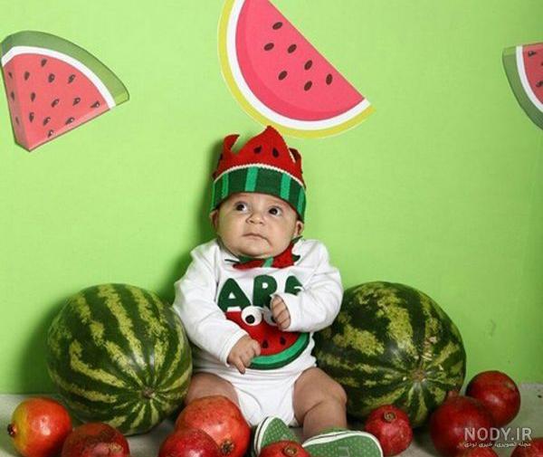 ژست عکس یلدایی نوزاد