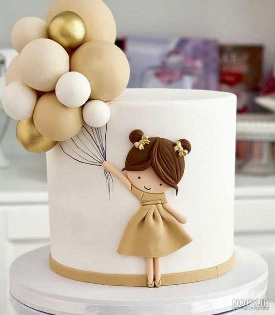 ژست عکس تولد با کیک و بادکنک