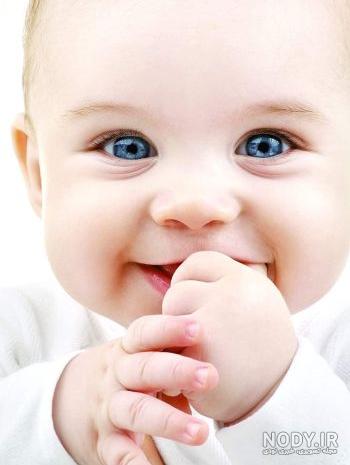 ژست عکس دختر بچه در طبیعت