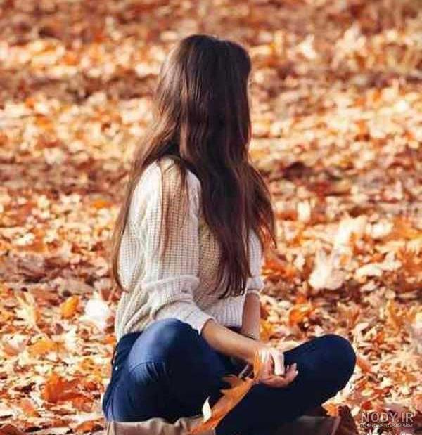 ژست عکس دختر بچه در خانه