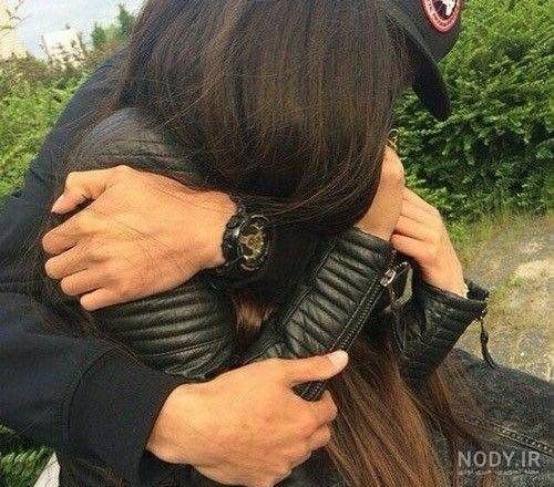 ژست عکس دونفره عاشقانه در طبیعت