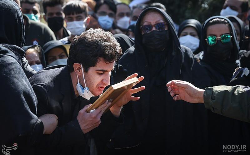 دختر آزاده نامداری در مراسم خاکسپاری