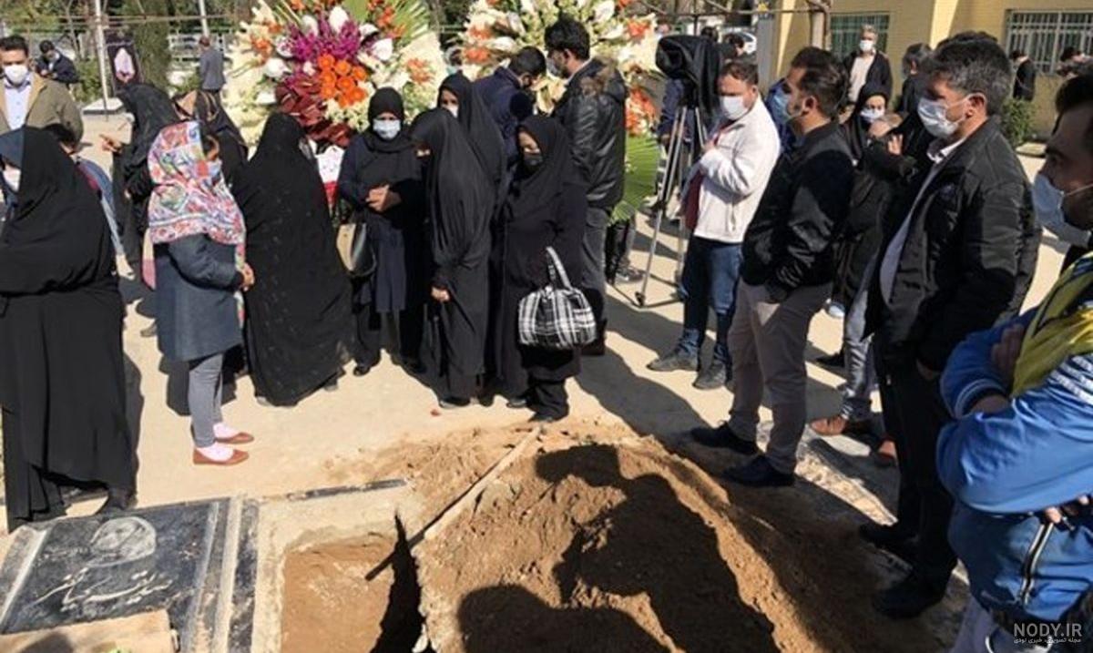 عکس از همسر آزاده نامداری در مراسم خاکسپاری