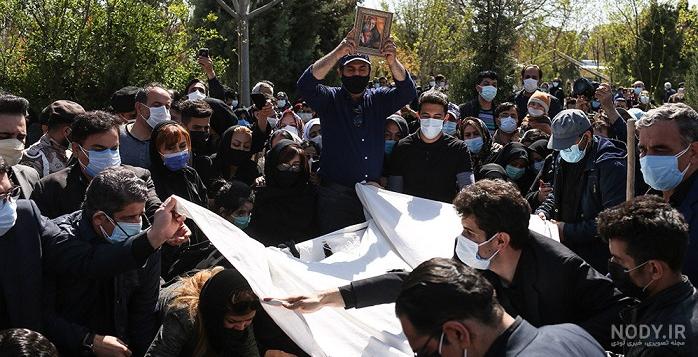 گندم در مراسم خاکسپاری آزاده نامداری