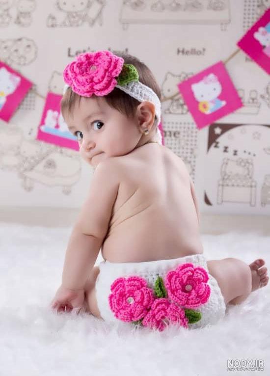 ژست عکس نوزاد دختر در منزل