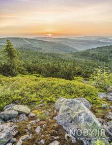 عکس طلوع خورشید از پشت پنجره