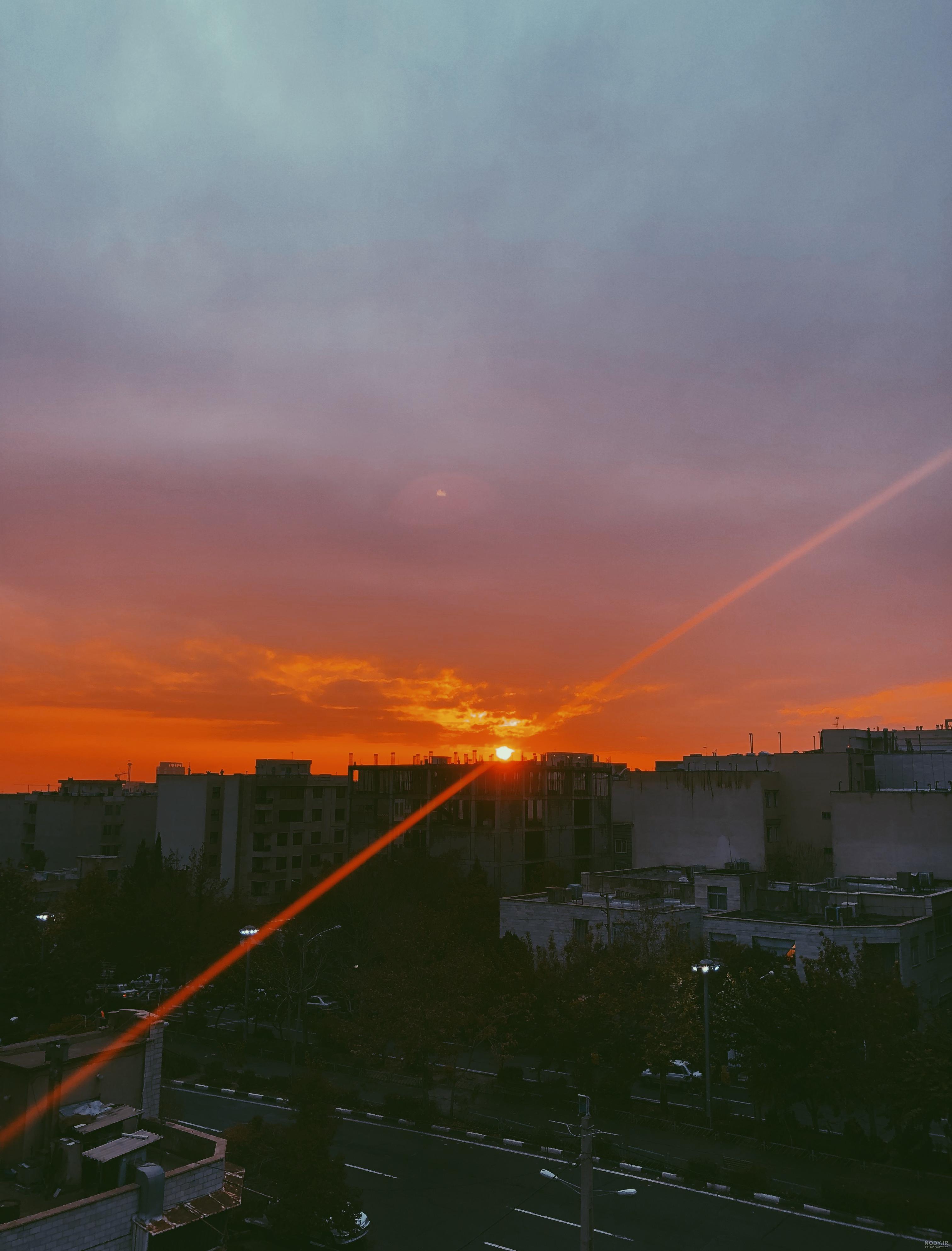 عکس طلوع خورشید از پشت پنجره