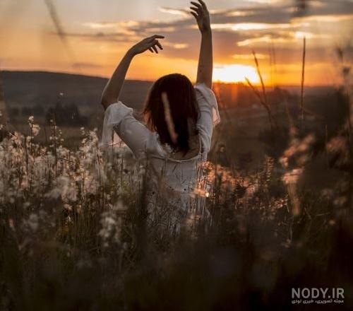 عکس طلوع خورشید از پشت پنجره