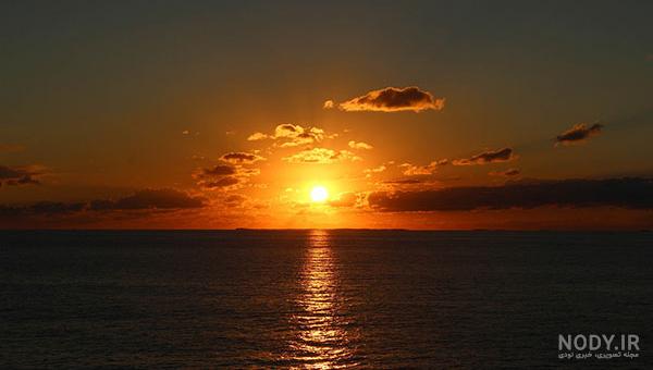 عکس طلوع خورشید از پشت پنجره