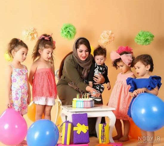 ژست عکس تولد دخترانه در فضای باز