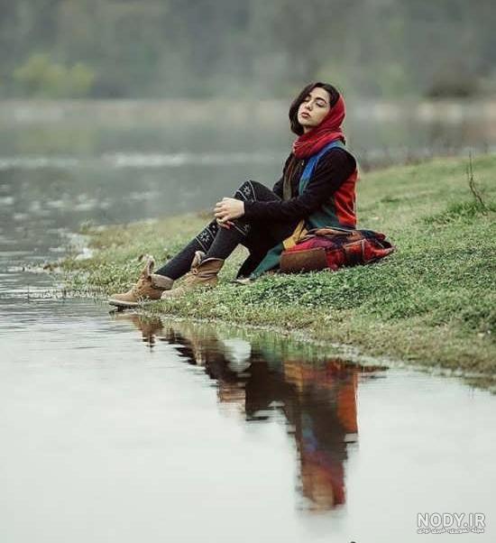 ژست عکس دخترانه در آتلیه