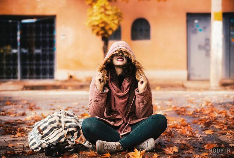 ژست عکس اسپرت دخترانه در طبیعت