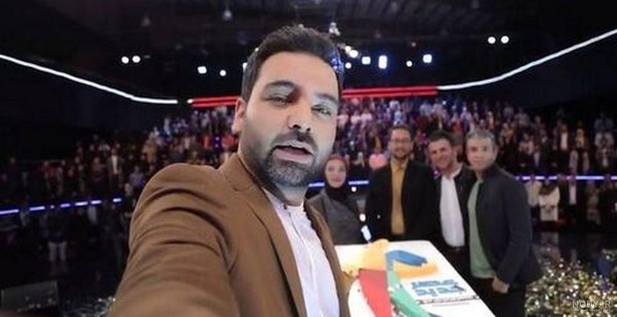 احسان علیخانی در عصر جدید با کت سبز احسان علیخانی در عصر جدید با کت سبز