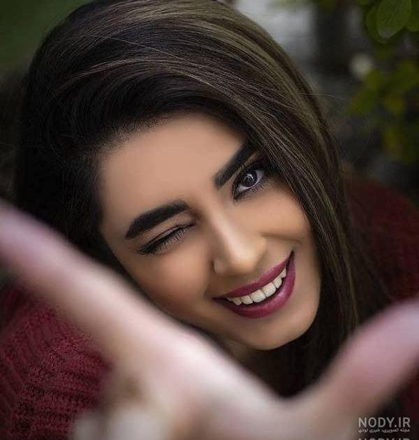 ژست عکاسی دخترانه در طبیعت بهاری ژست عکاسی دخترانه در طبیعت بهاری