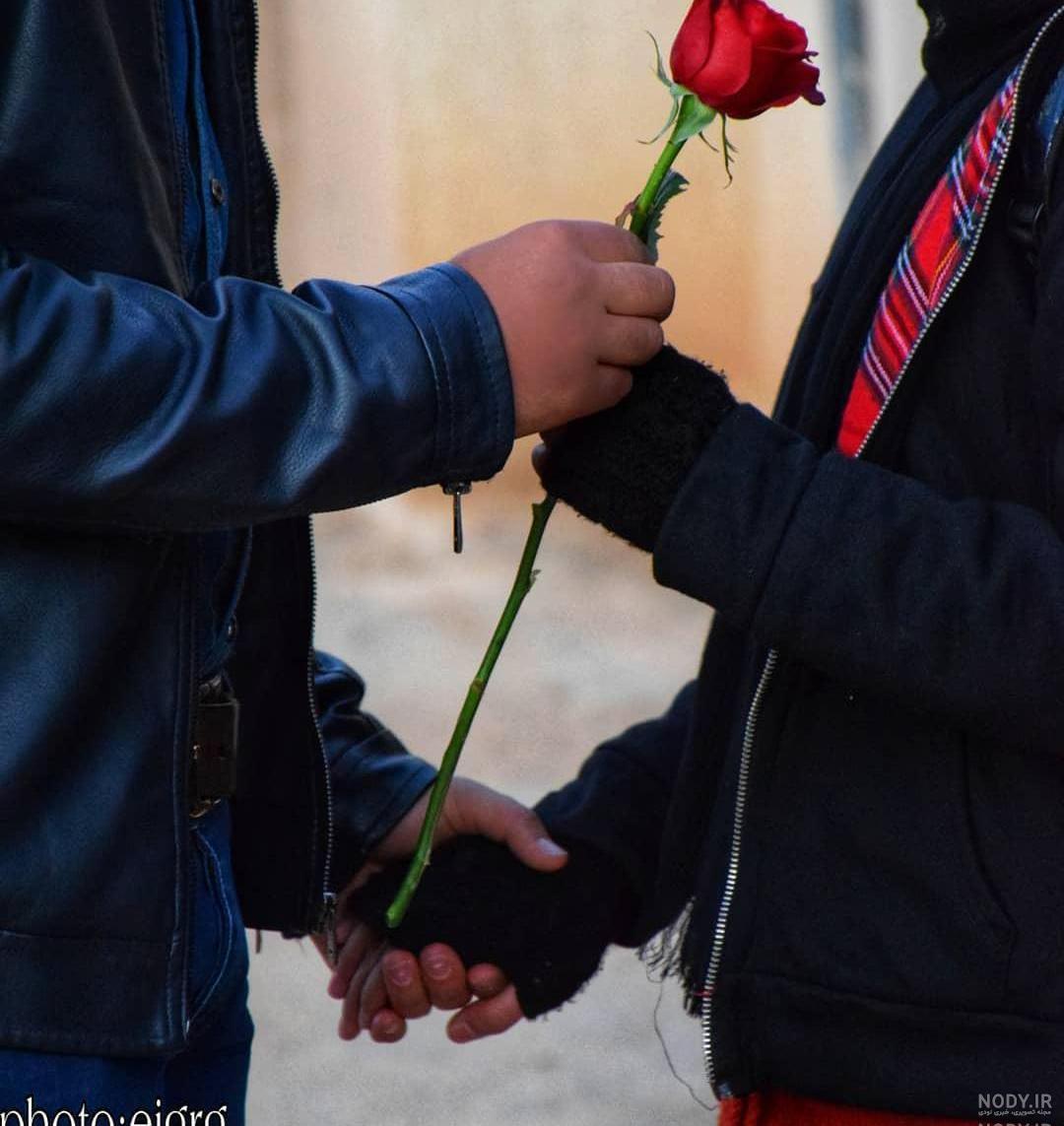 عکس دختر با گل برای پروفایل