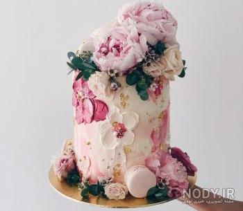 تزیین کیک تولد با گل رز طبیعی