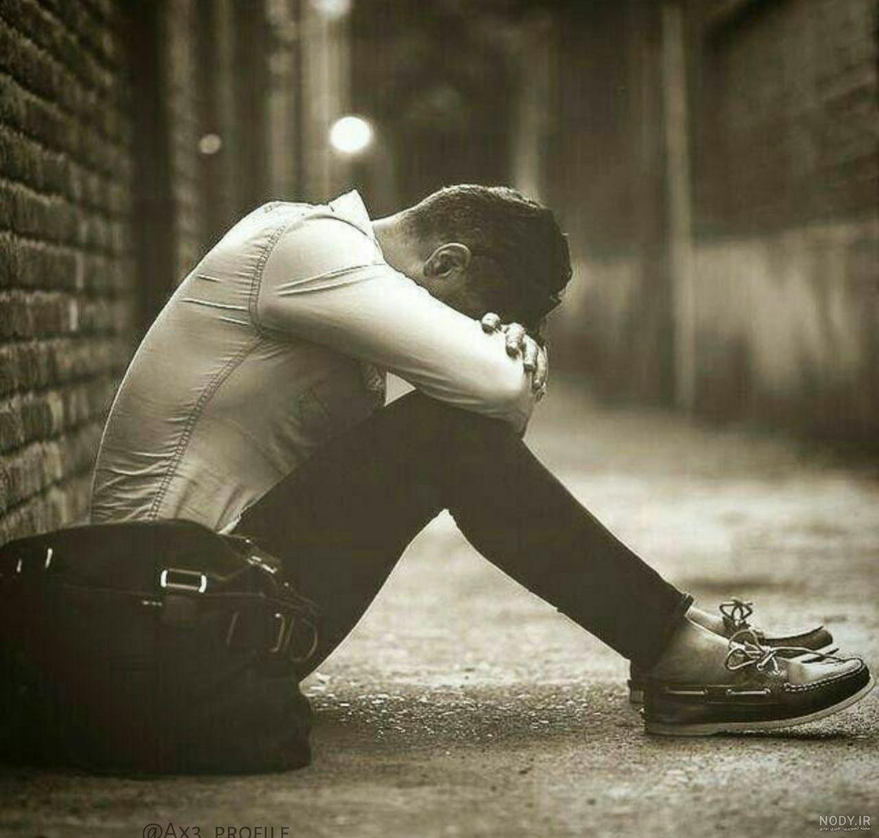 عکس مرد تنها در تاریکی