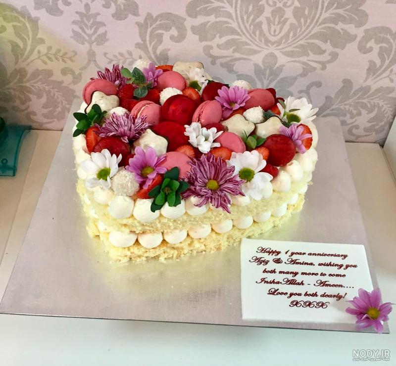 کیک با گل رز طبیعی
