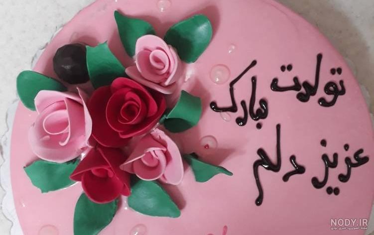 کیک عروسی با گل رز قرمز