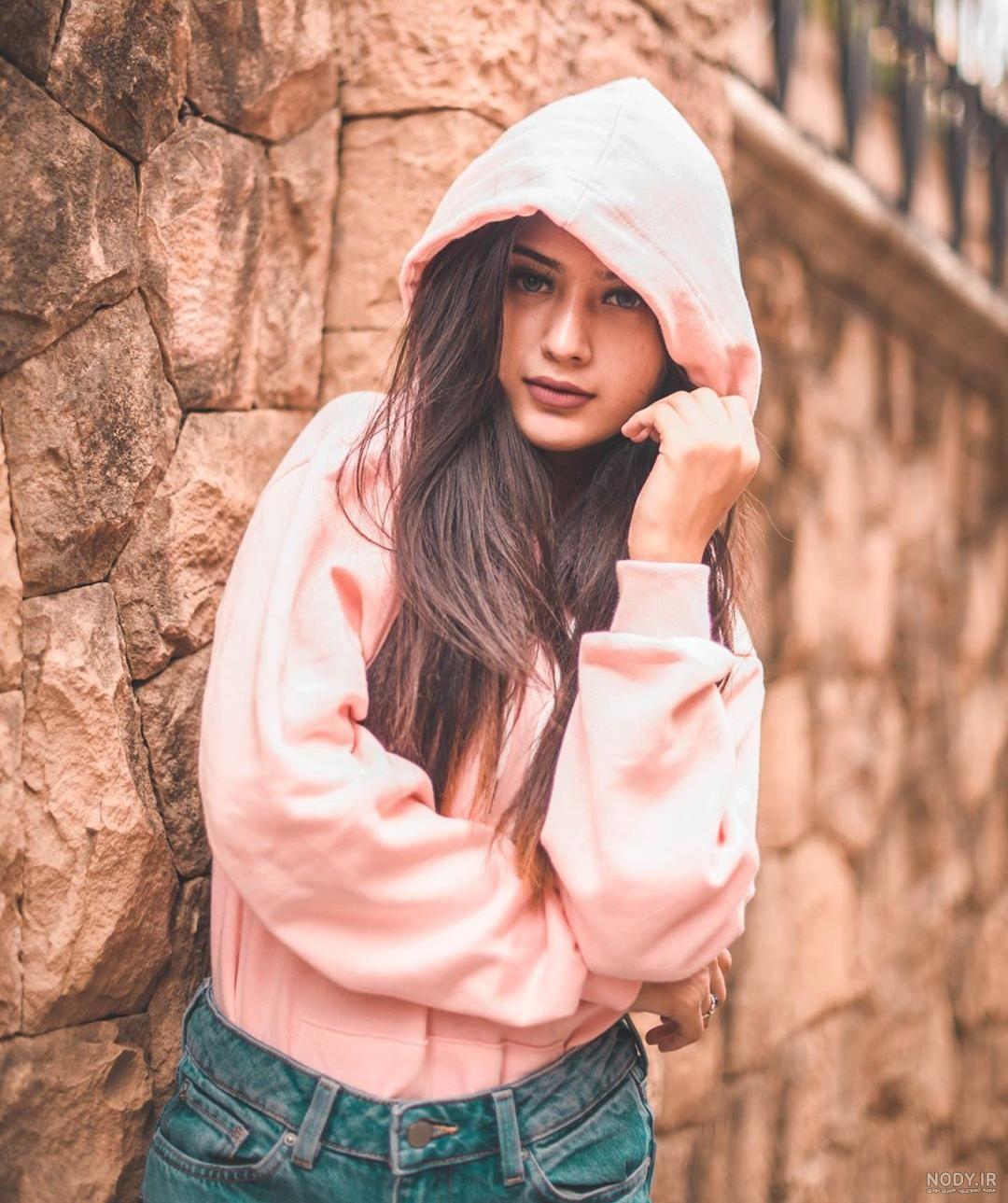 ژست عکاسی دخترانه با هودی