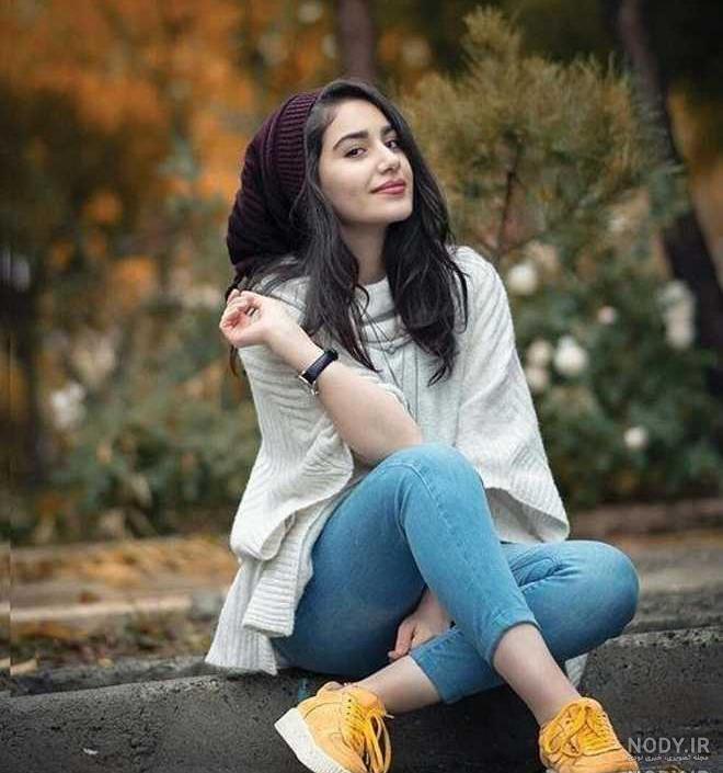 ژست عکاسی دخترانه در باغ