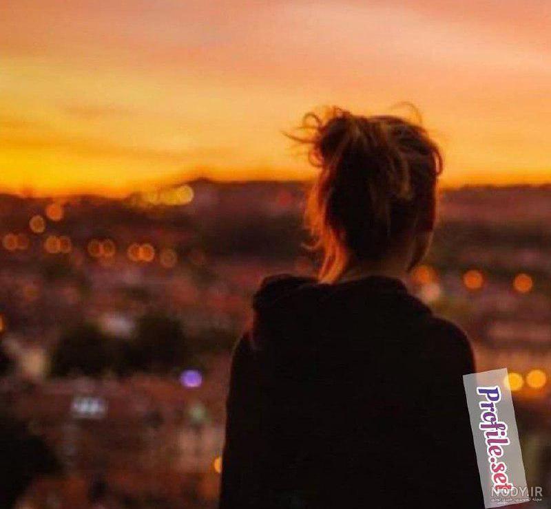 عکس دختر تنها در غروب دریا